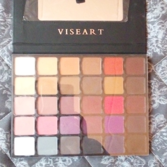 Women's Makeup - Picture 5 of 6